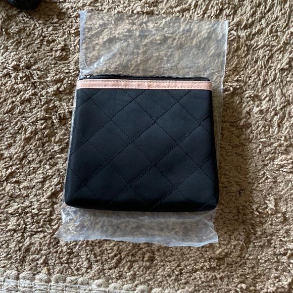 Mary Kay Handbags - NEW❤️Mary Kay QuIlted Makeup Bag!